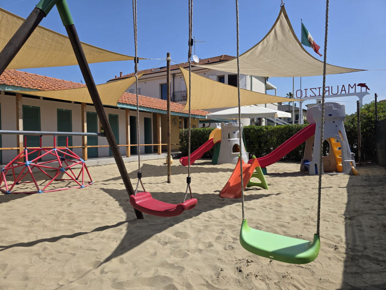 Area giochi bambini sulla spiaggia del Bagno Maurizio a Viareggioe Builder