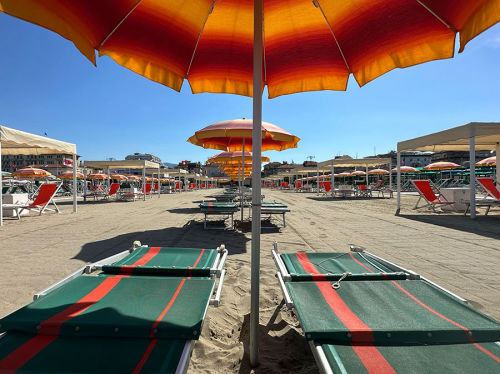 Ombrelloni distanziati sulla spiaggia del Bagno Maurizio a Viareggio