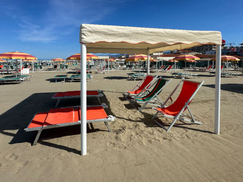 Tende distanziate sulla spiaggia del Bagno Maurizio a Viareggio